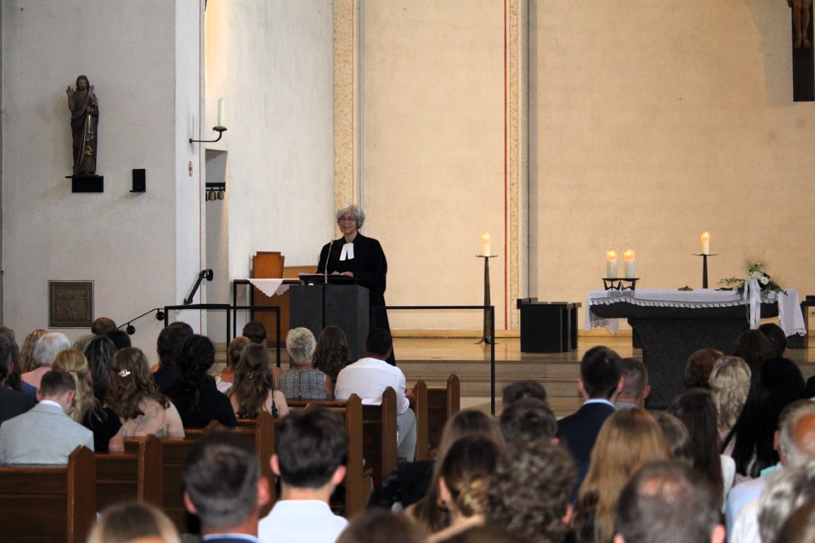 Abitur 2023 Salentin machte den Abiturientinnen und Abiturienten in Anlehnung an deren Abitur-Motto Mut: Beim Entdecken neuer Ozeane seien sie nicht allein, sondern könnten sich auf den Beistand Gottes verlassen.