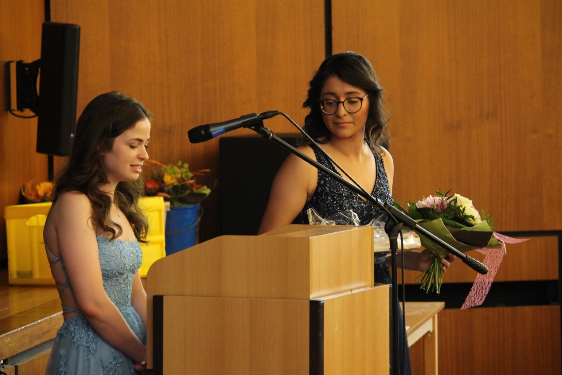 Hannah Oster (l.) und Dilan Diana Celik Abitur 2023