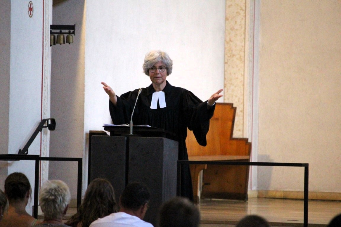 Den Abiturgottesdienst unter dem Motto „ABITANIC – 12 Jahre gerade so über Wasser gehalten“ feierte Pfarrerin Susanne Salentin mit der Schulgemeinschaft.