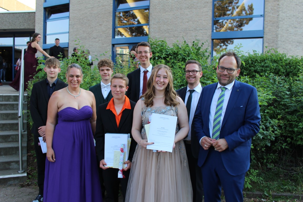 Abitur 2023 Matti Klug, Leon Gülden, Felix Zöll (hintere Reihe v. l. n. r.) sowie Ramona Koch und Isabel Mannz (vordere Reihe v. l. n. r.) konnten sich über die Bestnote 1,0 freuen.